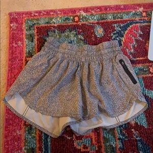 lululemon shorts gotta hot 2.5”